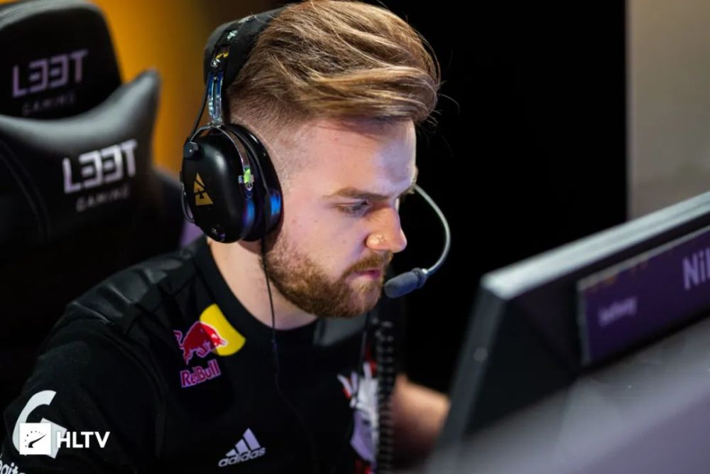 翔帆绕至背 翔帆绕至背